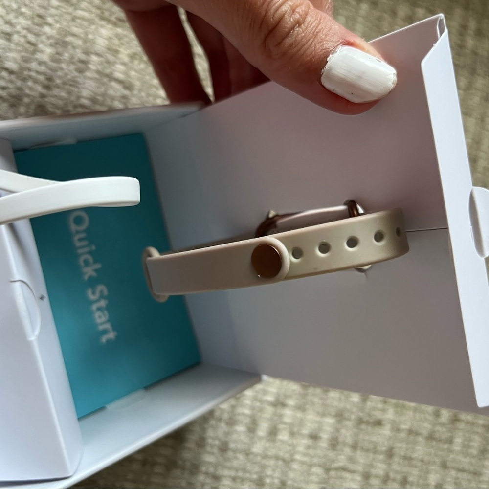 White Wearable Device - Picture 5 of 7